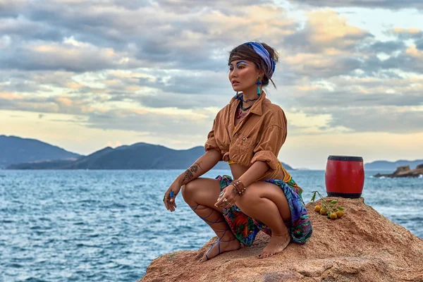 Shaman mujer con tambor, en el mar de montaña. Sesión de fotos de moda étnica . — Foto de Stock