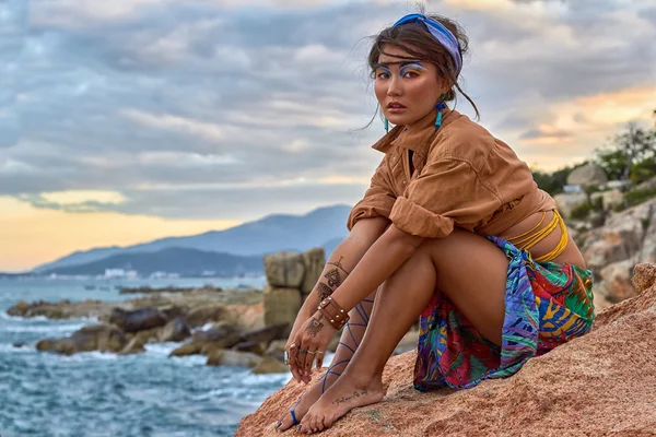 Mujer asiática, maquillaje brillante, estilo boho, moda étnica, cerca del mar . — Foto de Stock