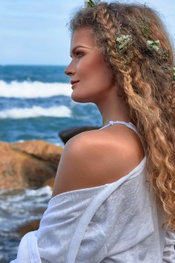 çok kıvırcık kadın portre baş, Deniz Manzaralı çiçeklerle