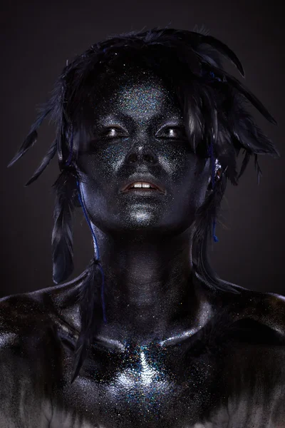 Hermosa mujer, cuerpo negro sobre fondo oscuro, purpurina y plumas —  Fotos de Stock
