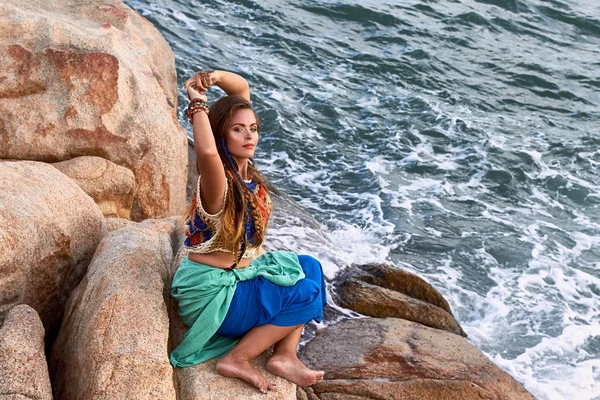 Vacker flicka, ljusa kläder yoga poserar, sommar sten strand, havet — Stockfoto
