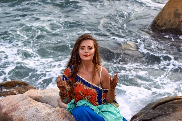 Hermosa chica, ropa brillante yoga posando, playa de piedra de verano, mar — Foto de Stock