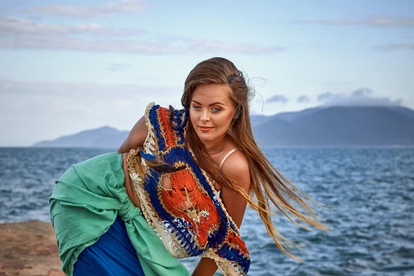 Hermosa chica, ropa brillante, relajarse estado de ánimo, playa de piedra de verano, mar — Foto de Stock