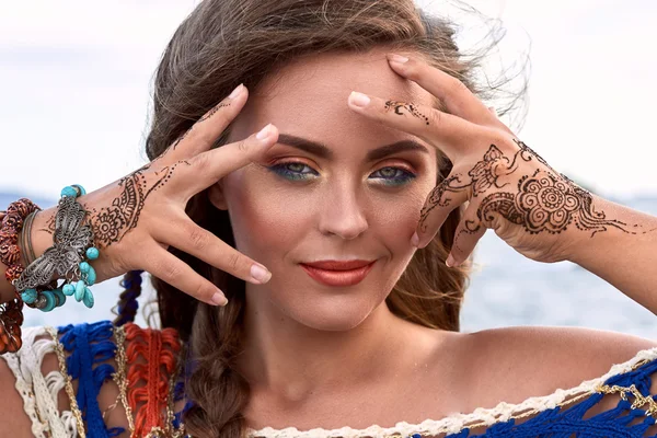 Gyönyörű lány, fényes ruhák, kiegészítők, smink mehendi nyári strand — Stock Fotó