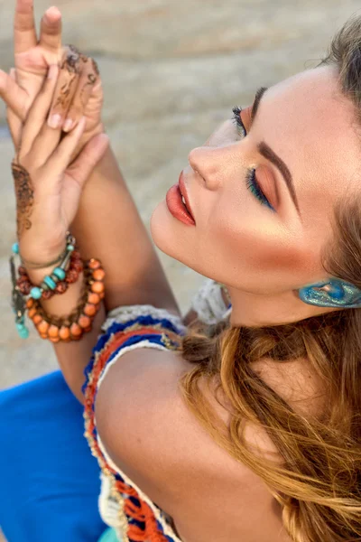 Beautiful girl, bright clothes, accessories on arms, makeup, summer beach — Stockfoto