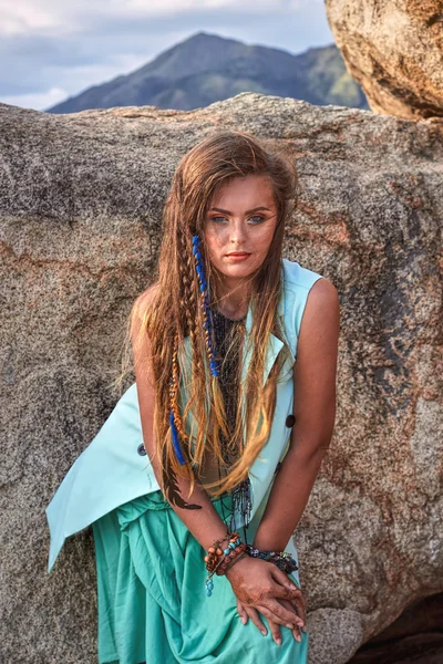 Fiatal gyönyörű lány közelében mountain, stílus boho divat portréja — Stock Fotó