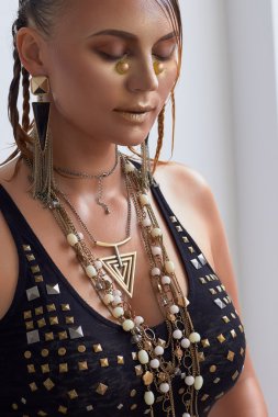 Sihirli altın kız, parlak makyaj. Kozmik bak, aksesuarlar. Sanat fikir.