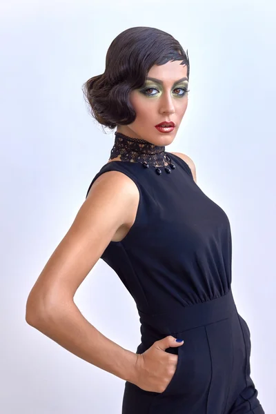 Moda retro mujer elegante, vestido negro clásico, 1920, peinado glam — Foto de Stock