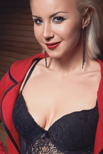 Moda sedutora jovem mulher em lingerie sexual, lábios vermelhos — Fotografia de Stock