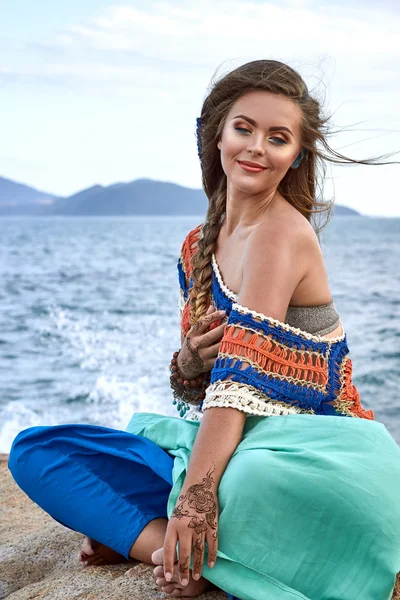 Hermosa chica, ropa brillante, relajarse estado de ánimo, playa de piedra de verano, mar — Foto de Stock
