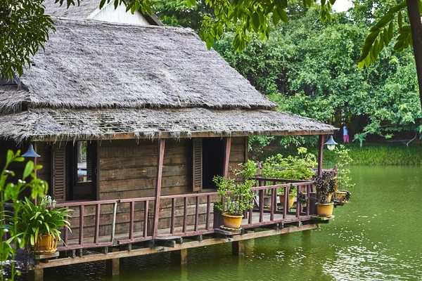 Traditional floating Village on lake. Cambodia. Siem Reap. — Stock Photo, Image