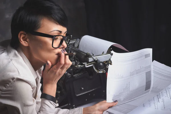 Junge Schriftstellerin im kreativen Prozess, Retro-Schreibmaschine, Kunstraum — Stockfoto