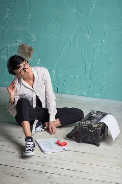 Junge stilvolle Geschäftsfrau, Retro-Schreibmaschine, blauer Kunstraum, Büro — Stockfoto