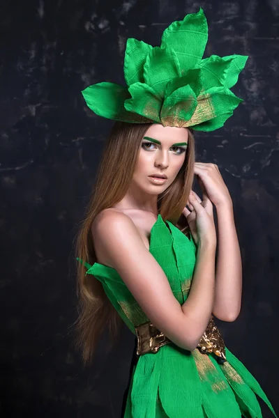 Divat portré szép lány modell pózol, dekoratív zöld ruha koronát — Stock Fotó