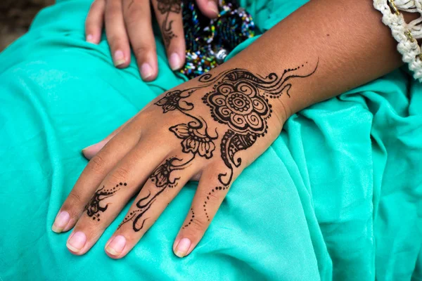 Mani femminili con hennè tatuaggio mehndi su abito blu brillante — Foto Stock