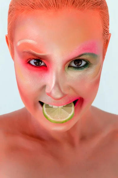 Flicka mode porträtt, kreativ uttrycksfulla ljusa makeup, lime i läppar — Stockfoto