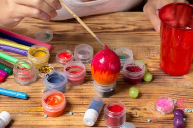 paiting Paskalya yortusu yumurta kırmızı Fırçalı sürecinin ahşap 
