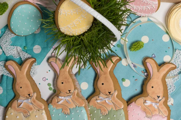 Easter multicolored rabbits in egg honey-cake, grass, food photography — Stock Photo, Image