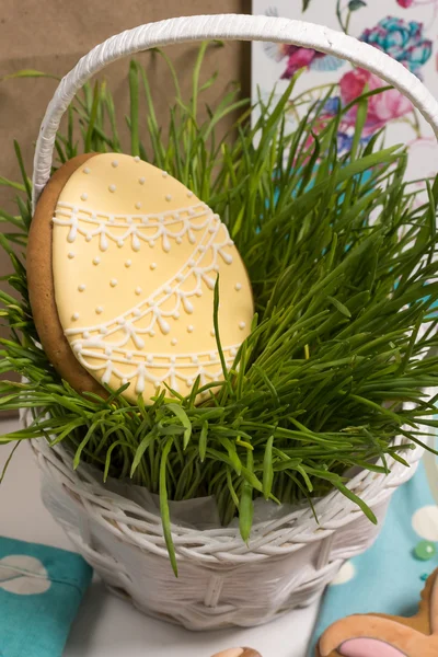 Easter honey-cake egg form, green grass basket, holiday preparation — Stock Photo, Image