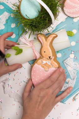 Kız koyar Paskalya tavşanı tatlım-kek, tatil hazırlıkları, mutfak tasarım