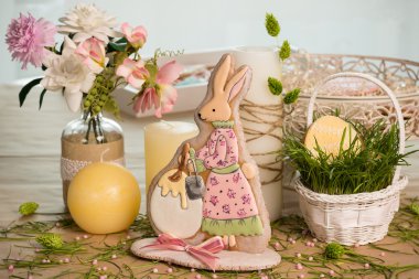 Tavşan şeklinde Paskalya tatlım-kek, çim, tatil dekore edilmiş bahar tablo