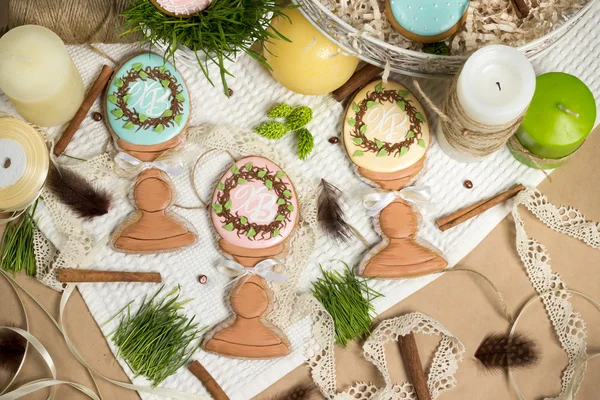 Family gift easter egg honey-cakes, gingerbread, celebration spring design — Stock Photo, Image