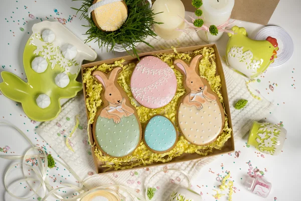 Family holiday present box , easter honey-cakes, celebration spring design — Stock Photo, Image