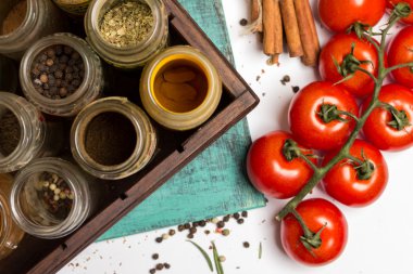 Baharat ve otlar kavanoz. Gıda, mutfak malzemeleri, cherry domates, tarçın