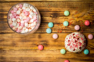 Trendy mavi pembe marshmallow, tatlı kek, ahşap masada şekerler