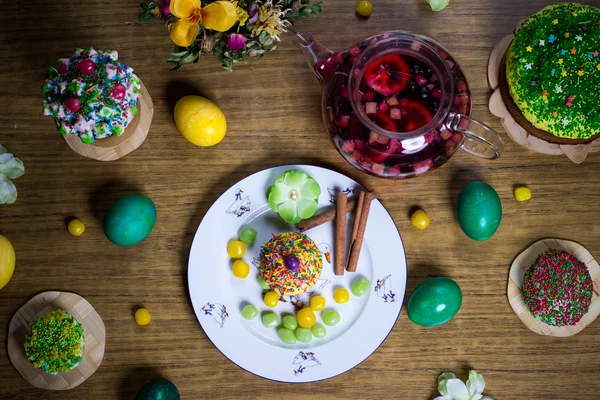 Pasen vieren familiediner, kleur eieren, gebak, fruit, thee, snoep — Stockfoto