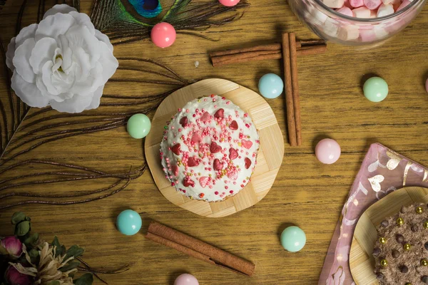 Célébration de cupcakes sucrés, décoration cannelle sur table en bois, fête d'anniversaire — Photo