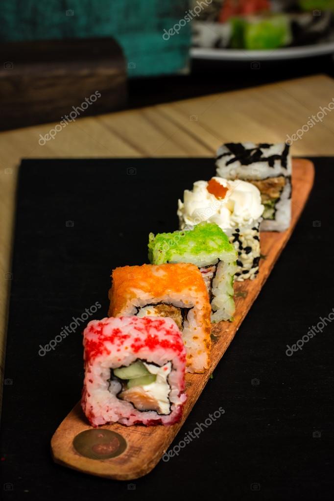 伝統的な日本食 木の板に寿司の様々 な種類 ストック写真 C Dsirik 伝統的な日本食 木の板に寿司の様々 な種類 ストック写真 C Dsirik