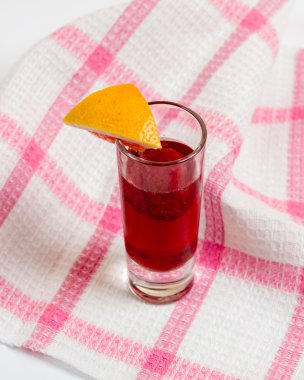 Yaz ev şarap çilek üzerinde masa örtüsü, tatlı kokteyl ile