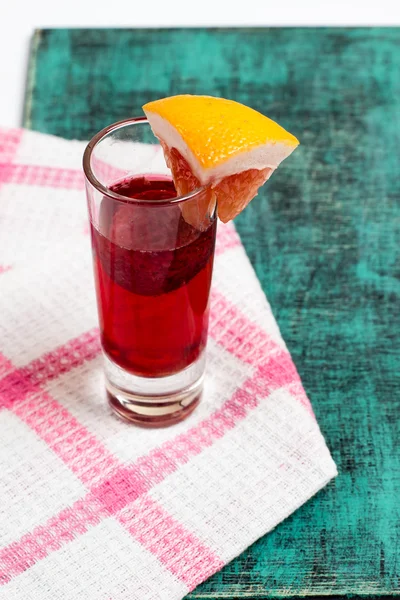 Sommaren hem vin med jordgubbe på duken bakgrund, söt cocktail — Stockfoto