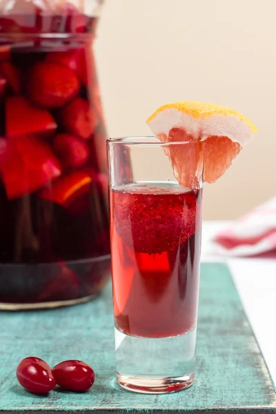 Sommar fruktvin, sangria cocktail i små glas och jugful — Stockfoto