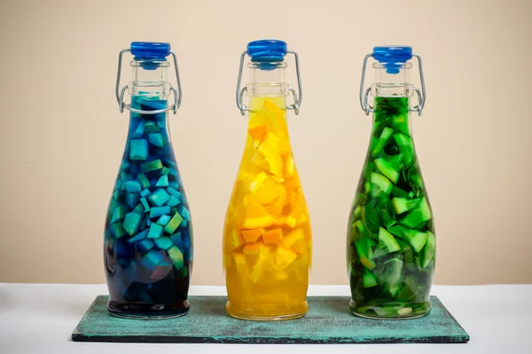 Drie flessen met felle kleur fruit limonade, balkstijl Rechtenvrije Stockfoto's