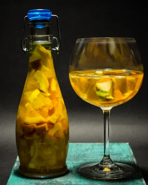 Летний ярко-желтый фруктовый коктейль, стеклянная бутылка, лимонад, студийное фото — стоковое фото