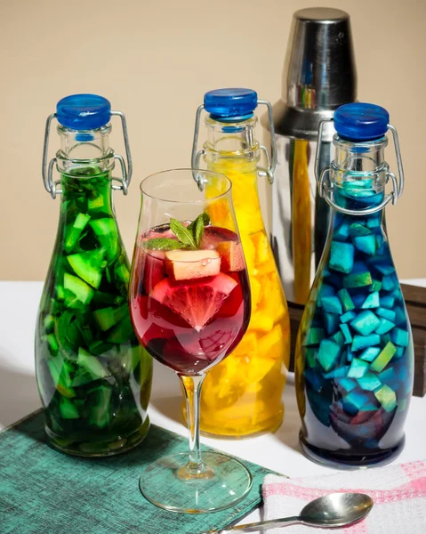 Ljus färg frukt målade cocktails, läsk, bar shaker, studio Foto — Stockfoto