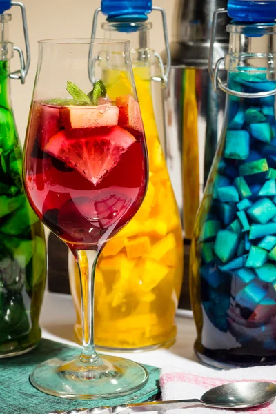 Sommar frukt målade cocktails, läsk, vin i glas, studio Foto — Stockfoto