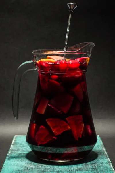 Grote pot met zomer fruit limonade, rode sangria, studio foto Rechtenvrije Stockafbeeldingen