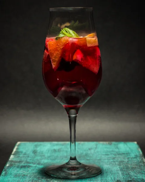 Zomer fruit cocktail in glas limonade, studio foto, donkere achtergrond Rechtenvrije Stockafbeeldingen