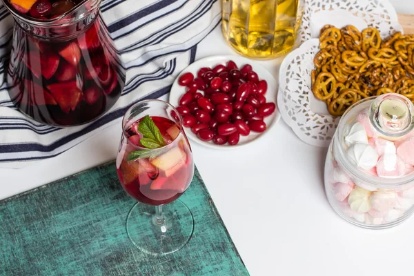 Sommaren hem vin med sangria cocktail, dogwood bär, frukt, kakor — Stockfoto