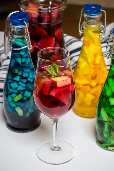 Sommar frukt målade cocktails, läsk, vin i glas, studio Foto — Stockfoto
