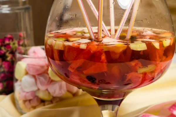 Gyümölcs sungria fél nagy üveg, sok sorsot a táblázat — Stock Fotó