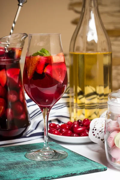 Sommaren hem vin med frukter, sangria cocktail, dogwood bär plattan — Stockfoto