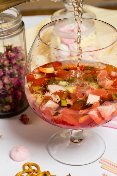 Stor familj glas med frukt sommaren sangria, parti — Stockfoto
