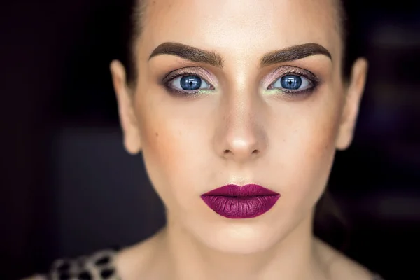 Hermosa modelo de chica, piel perfecta y labios de vino, ojos azules — Foto de Stock
