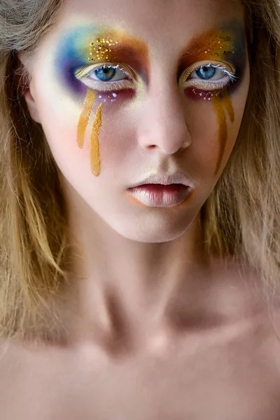 Meisje portret met creatieve kleurrijke regenboog make-up — Stockfoto