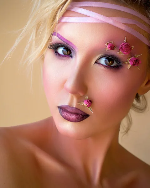 Mooi meisje, stijlvolle paarse make-up en rozen op gezicht Rechtenvrije Stockafbeeldingen