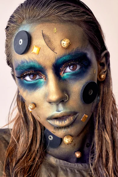 黄金の顔の肌に装飾的な要素を持つ宇宙の異常な化粧 — ストック写真